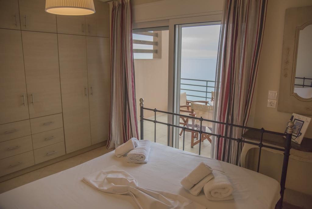 Aperanto House Paralia Loutsas エクステリア 写真