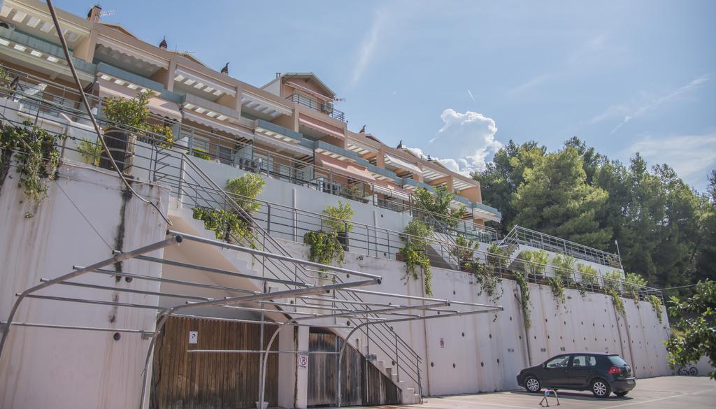 Aperanto House Paralia Loutsas エクステリア 写真